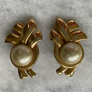 Vintage Gold Faux Pearl Leaf Clip On Earrings
